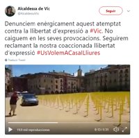 Un coche embiste las cruces plantadas por la libertad de los presos en Vic
