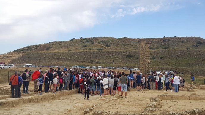 Unas mil personas han visitado este domingo el yacimiento de Los Bañales