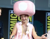 Foto: Ezra Miller revienta la Comic Con con su cosplay de Toadette