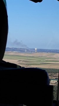 Hasta 18 bomberos seguirán trabajando durante la noche contra el incendio forestal en Sanlúcar (Sevilla)