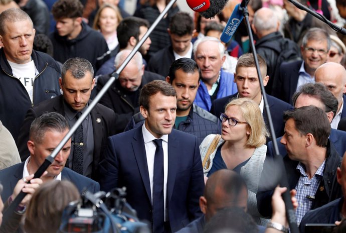 Emmanuel Macron y su ayudante Alexandre Benalla (detrás)