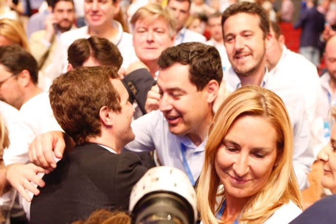 Juanma Moreno saluda a Pablo Casado