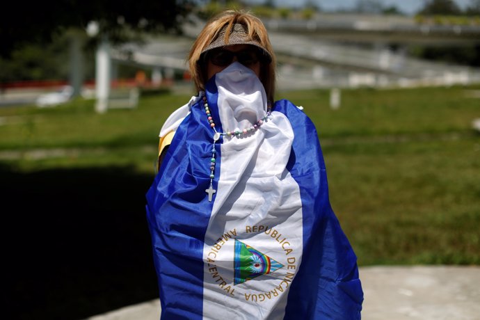 A Nicaraguan woman living in El Salvador demonstrates in support of Nicaraguans 