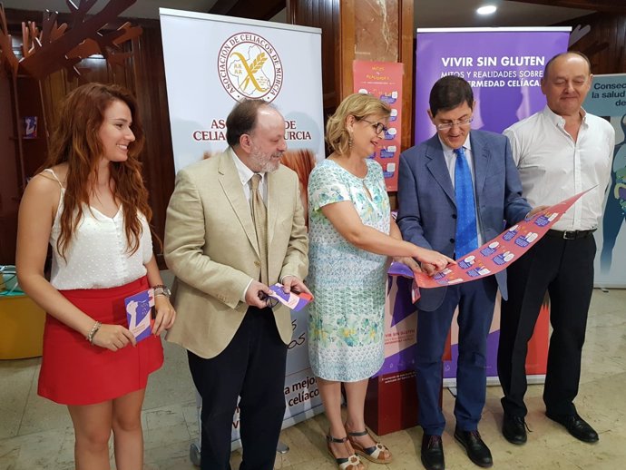 Consejero Salud firma convenio con Asociación Celiacos de Murcia