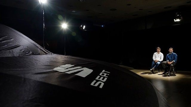 Dos invitados a conocer el Seat Tarraco en exclusiva, a punto de descubrirlo