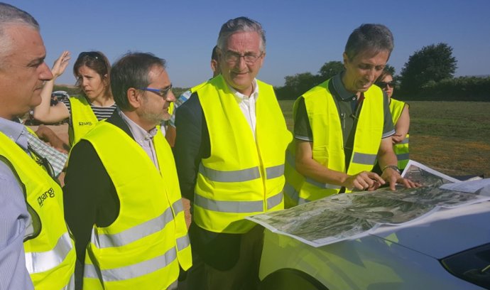 Olona visita las obras de reparación de la ribera del Ebro en Quinto de Ebro