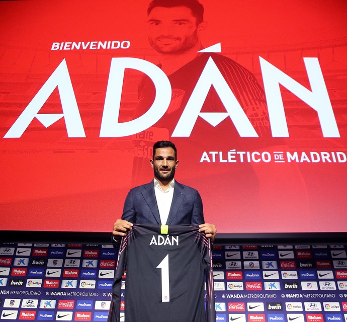Antonio Adán, con la camiseta del Atlético de Madrid