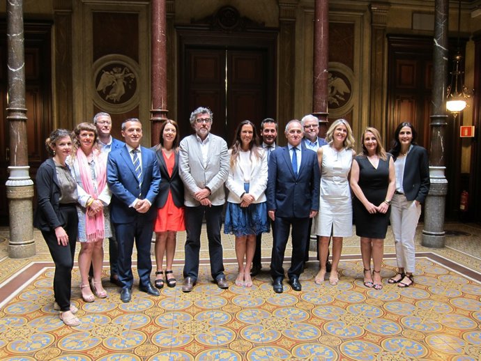 La degana de l'Icab Maria Eugènia Gai i la seva Junta de Govern