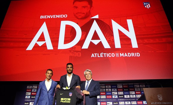 Adán junto a Enrique Cerezo y Andrea Berta, director deportivo del Atlético