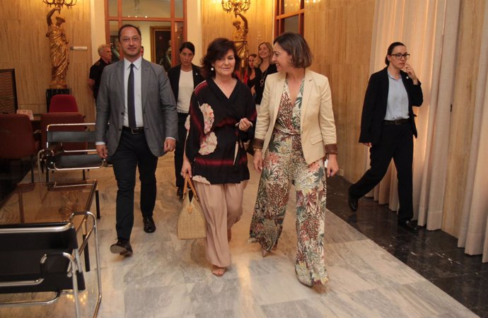 Carmen Calvo (centro) a su llegada al Ayuntamiento de Córdoba