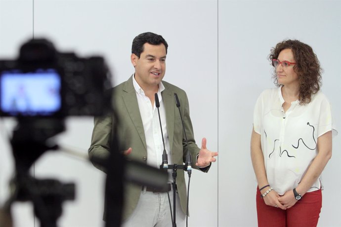 Juanma Moreno y Nuria López en rueda de prensa tras reunirse en la sede del PP-A