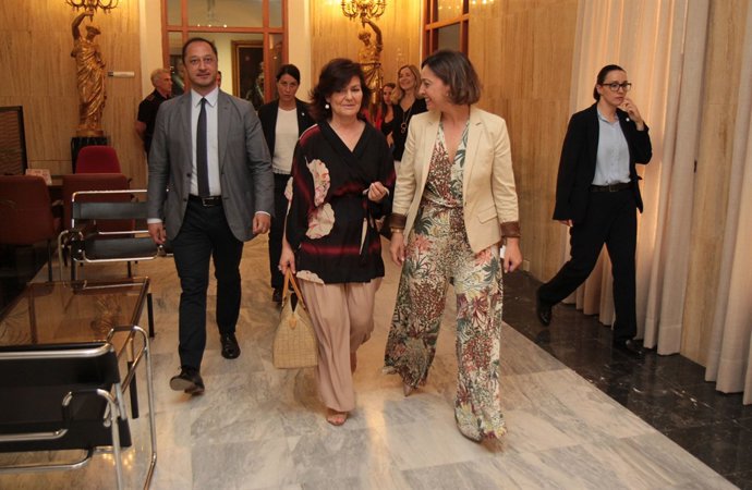 Carmen Calvo (centre) a la seva arribada a l'Ajuntament de Còrdova