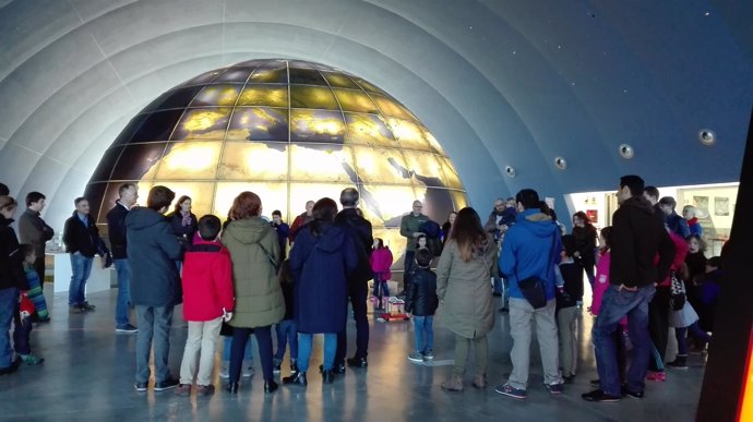 Una de las visitas guiadas del Planetario de Aragón en Huesca.