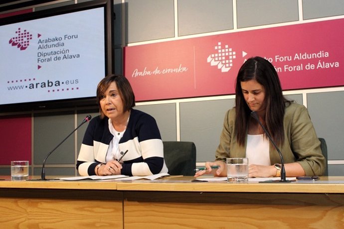 La diputada foral de Servicios Sociales, Marian Olabarrieta, a la izquierda