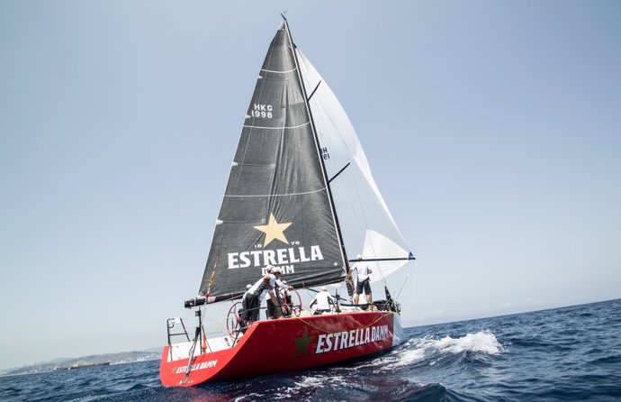 Barco del Estrella Damm Sailing Team