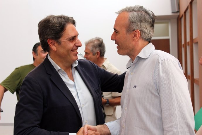 Azcón saluda al secretario general de la Federación del Comercio de Zaragoza