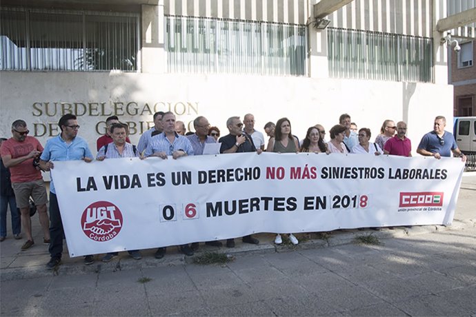 Concentración en memoria del trabajador fallecido en Lucena