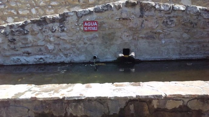 Carteles de agua no potable en las fuentes de Castellar