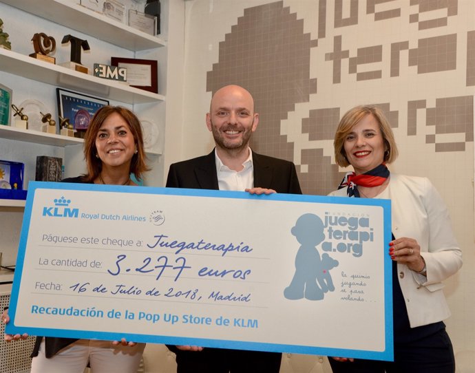 KLM entrega un cheque a la Fundación Juegaterapia