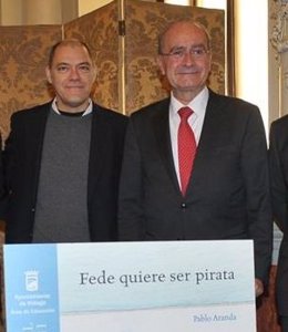 El alcalde de Málaga con el escrito pablo Aranda