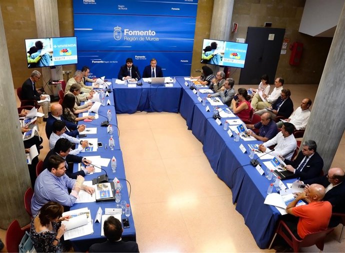 López Miras preside la Mesa de Vivienda