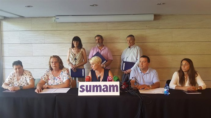 Ana María Aguiló junto a los miembros del nuevo partido político 'Sumam'