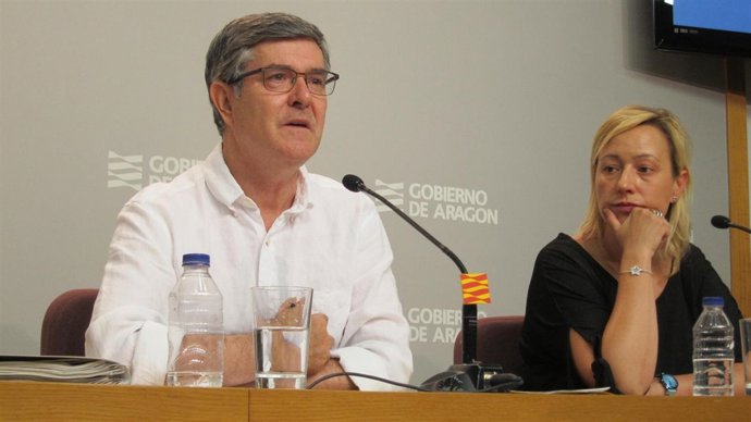 Vicente Guillén y Marta Gastón tras el Consejo de Gobierno