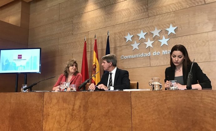 El presidente de la Comunidad con consejera de Economía y Familia