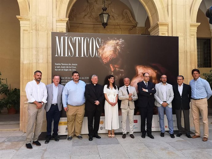 Guardiola junto a los patronos de la Fundación Camino de la Cruz y Místicos