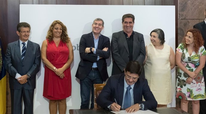 Firma del Acta de Adhesión a la Red Canaria de Responsabilidad Social por parte 
