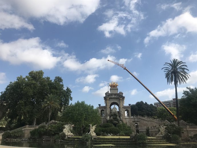 Col·locació de la primera escultura en la cascada del parc de la Ciutadella