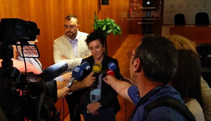 María Fernández atiende a los medios.