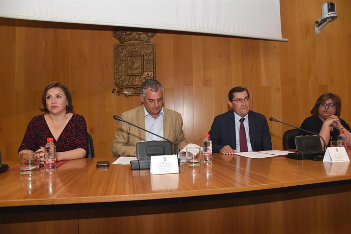 El presidende de la Diputación junto a miembros de la Junta