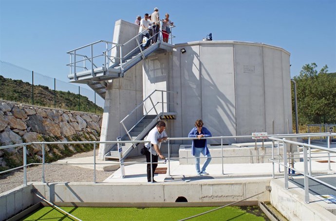 La directora general y el alcalde observan el decantador