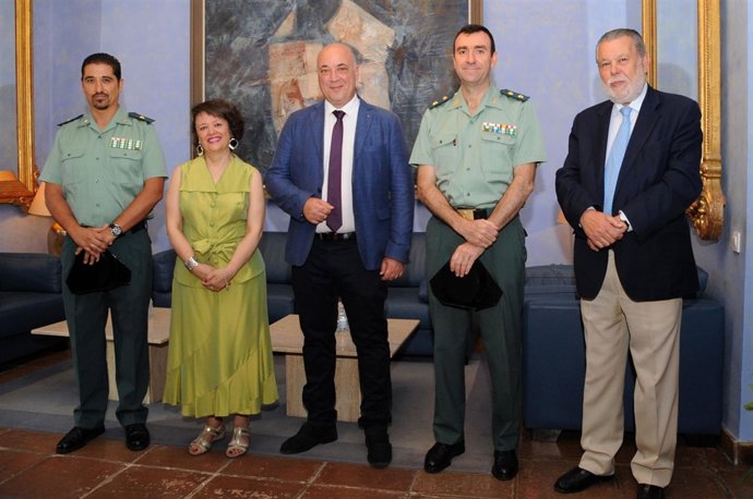 Antonio Ruiz (centro), junto a responsables de la Guardia Civil y la subdelegada