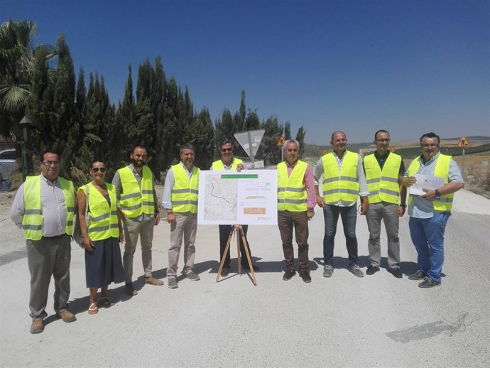 Sánchez (cuarto por la dcha.) e Izquierdo (sexto), presentan la actuación