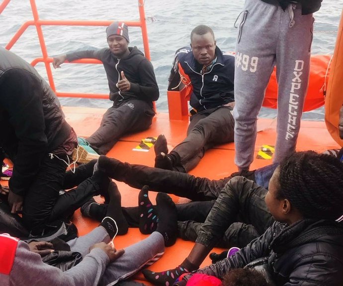 Migrantes rescatados de unas ocho pateras en el Estrecho