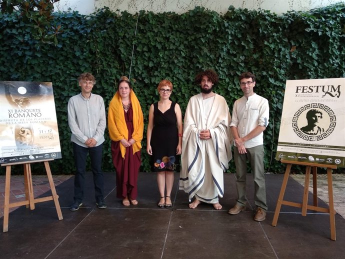 Ruz (centro), en la presentación de las XI Jornadas Festum