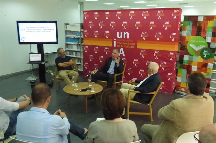 El catedrático Santiago Lago en los cursos de verano de la UNIA