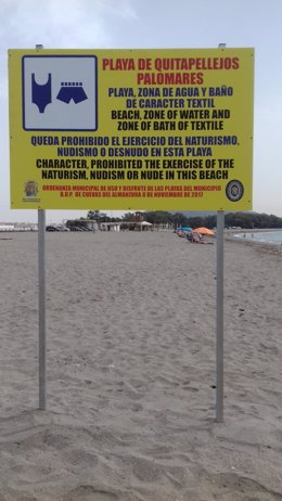 Cartel en la playa de Quitapellejos que prohíbe el nudismo