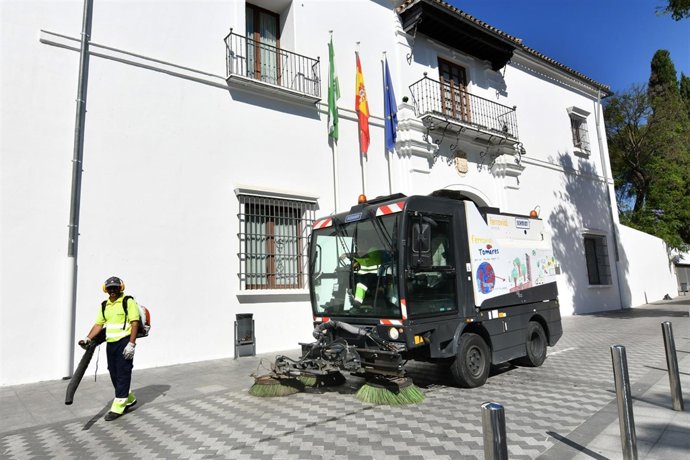 Barredora en el Ayuntamiento de Tomares