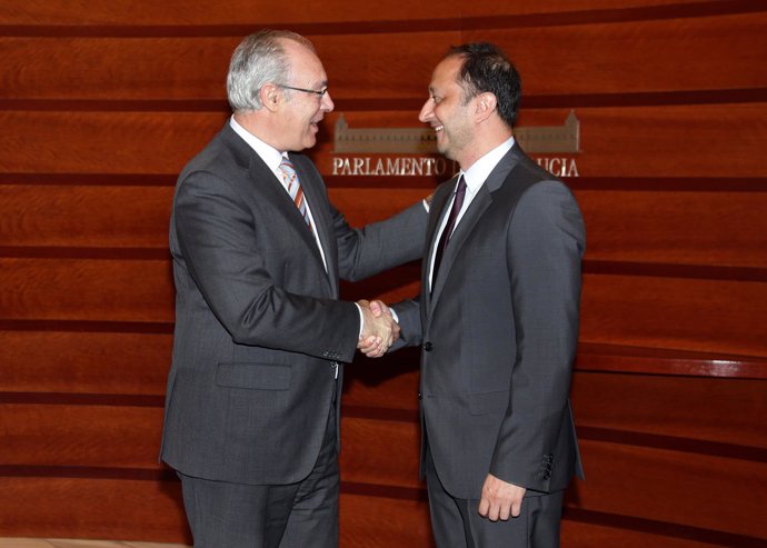 Durán y Gómez de Celis manteniendo un encuentro en el Parlamento