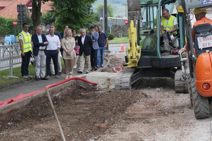 Eva Díaz Tezanos visita las obras del carril bici de Cartes
