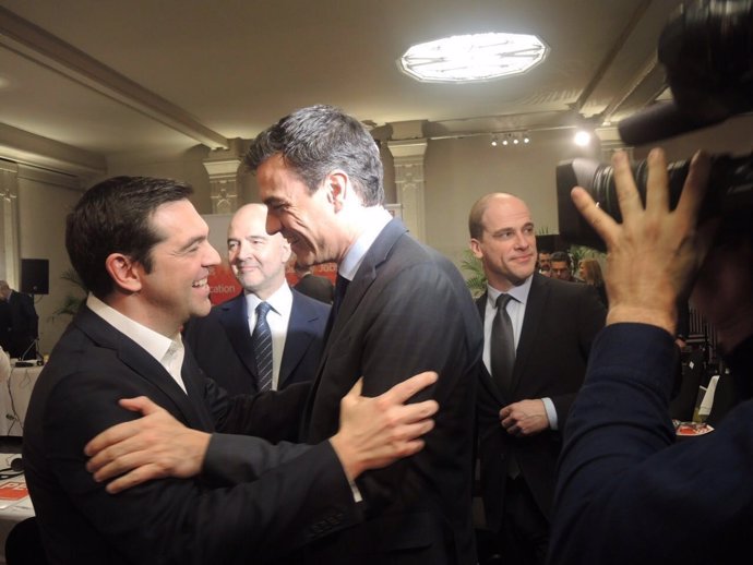 Pedro Sánchez saluda a Alexis Tsipras en Bruselas
