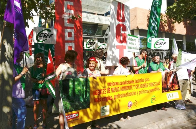CCOO y otros sindicatos se concentran por los celadores y agentes forestales