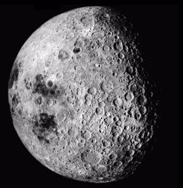Imagen captada por Apollo 16 de la extremidad este y el otro lado de la Luna
