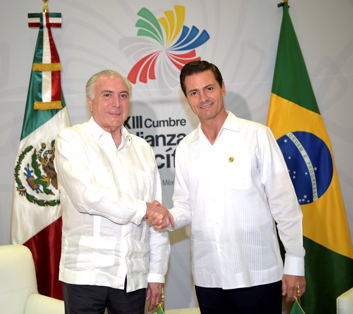 Mexico's President Enrique Pena Nieto shakes hands with Brazil's President Miche