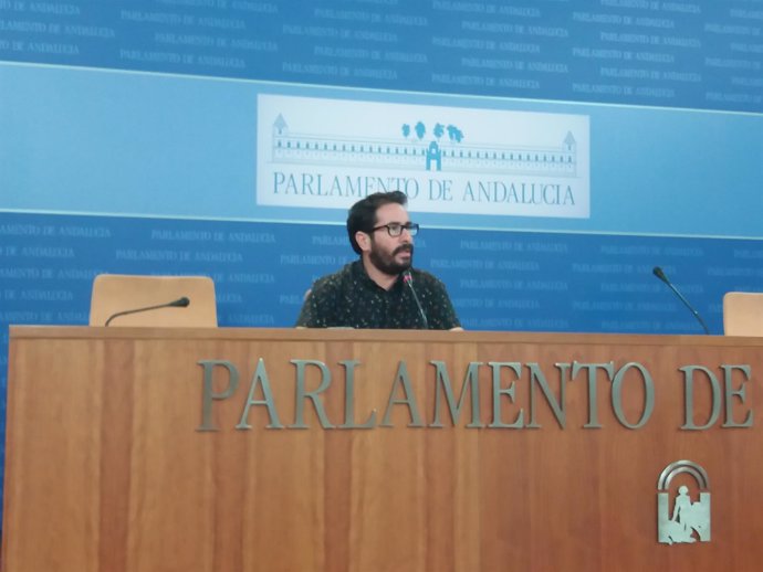 David Moscoso en una rueda de prensa en el Parlamento andaluz