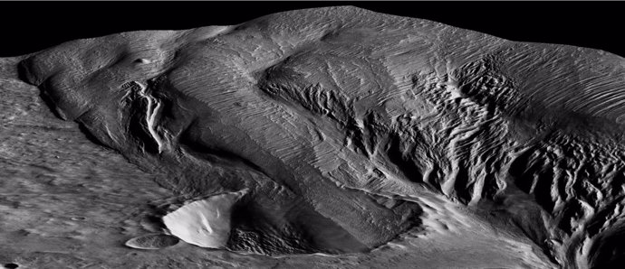 Cráter medio rellenado por actividad volcánica en Medusae Fossae Formation
