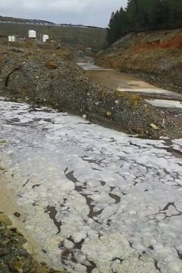 Presencia de espuma en el río Tinto. 